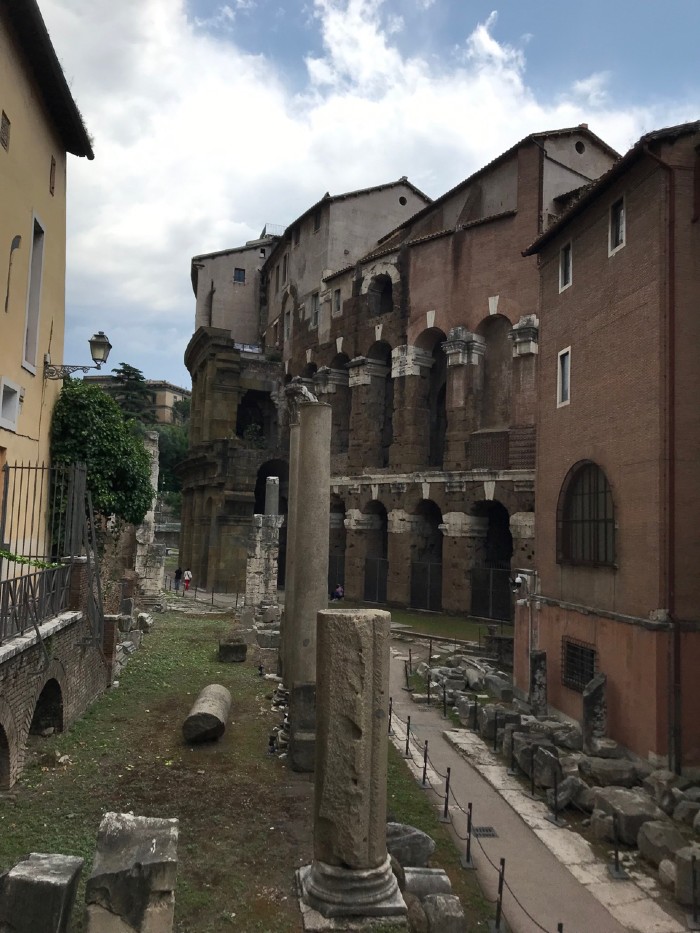 Path to Tempio di Bellona and di Apollo